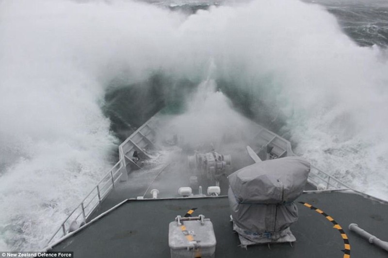 Новозеландский военный корабль борется со штормом в антарктическом море Росса