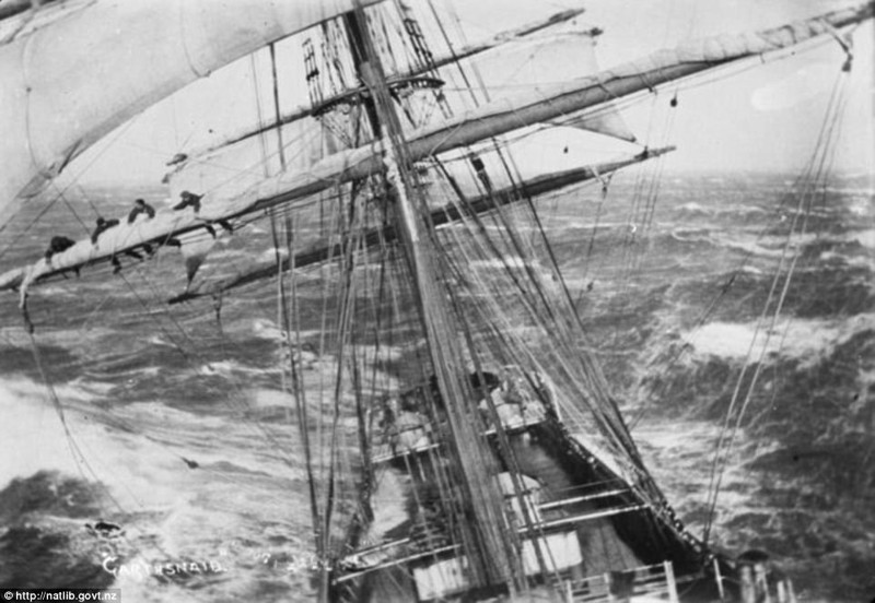 1920 год. Британское грузовое судно "Гартснейд" попало в шторм в Атлантике. Моряки отчаянно пытаются закрепить на мачте сорвавшийся парус