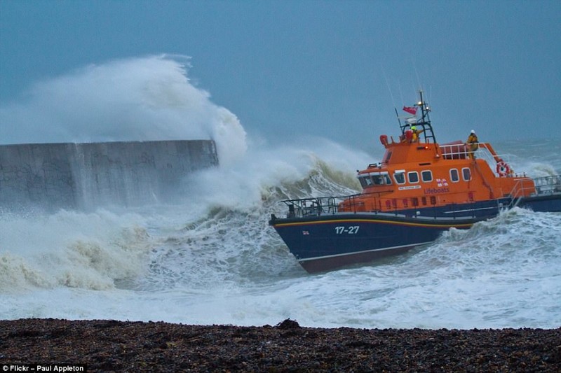 Спасательное судно в штормовых водах у берегов Южного Сассекса