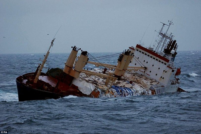 2008 год, судно "Айс Принс" терпит бедствие в проливе Ла-Манш. В результате спасательной операции удалось сохранить жизнь всем 20 членам экипажа