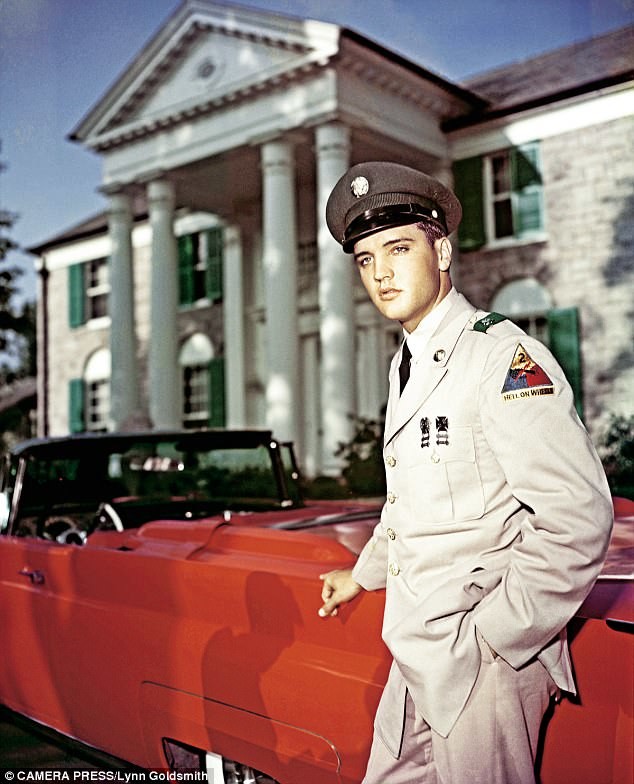 Элвис-военнослужащий на побывке в своем имении Грейсленд, 1959 год