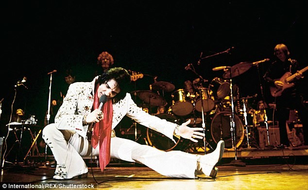 Элвис во время выступления в 1976 году, за год до смерти. На нем знаменитый костюм со стразами