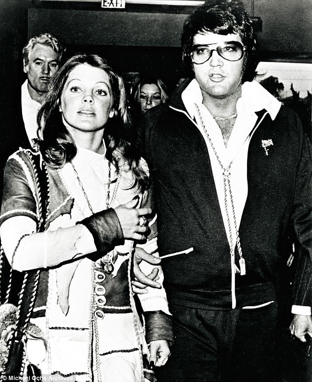 В 1973 году Элвис и Присцилла развелись. На снимке пара после судебных слушаний рука об руку выходит из суда 9 октября 1973 года