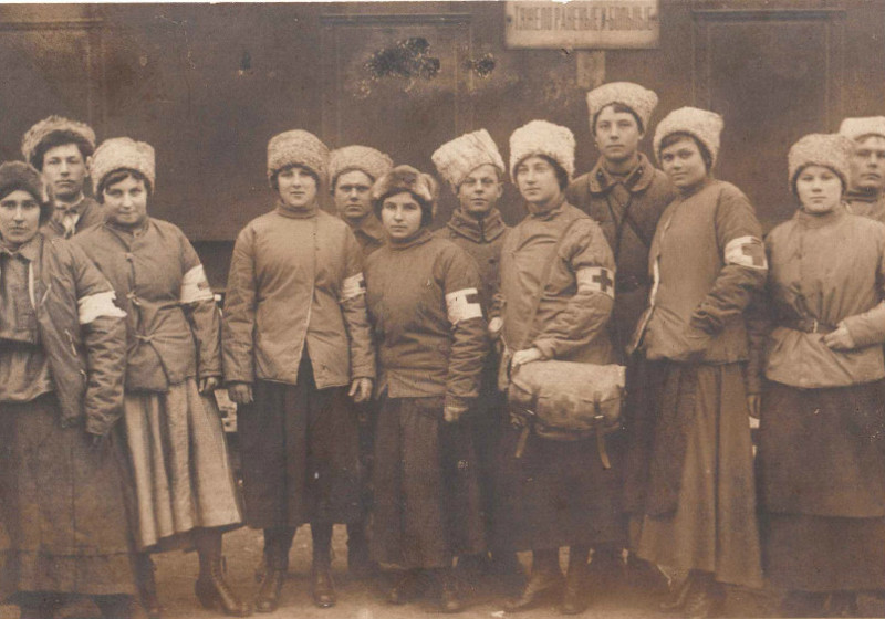 В 1918 году совнарком РСФСР издал декрет, которым Советскому Красному Кресту были присвоены юридические права общественной организации. Начали открываться школы для медсестер