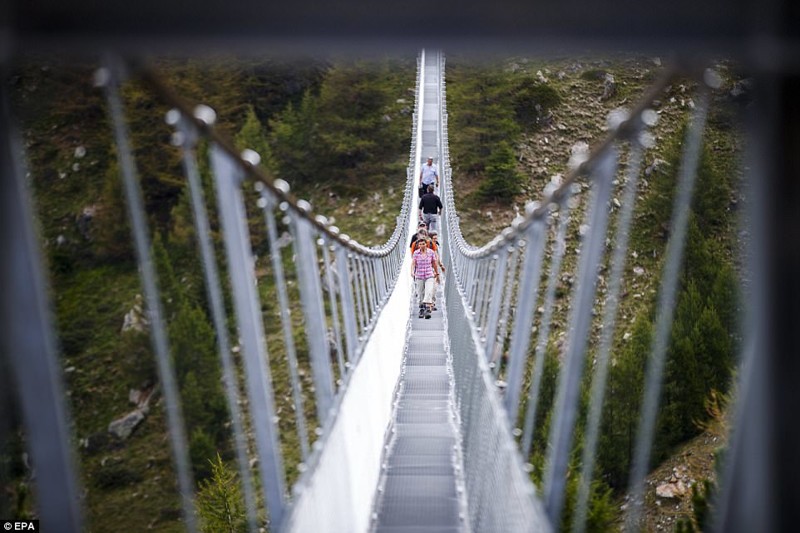 Вниз не смотреть: самый длинный пешеходный мост открыли в горах Швейцарии