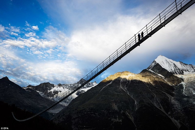 Вниз не смотреть: самый длинный пешеходный мост открыли в горах Швейцарии