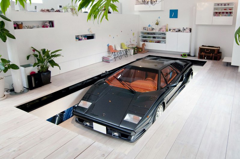 Частный дом в Японии для любителя автомобилей