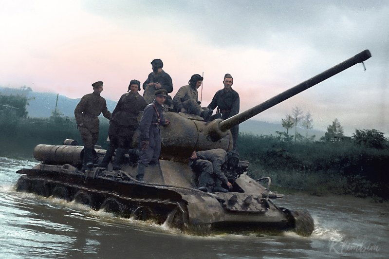 Танк Т-34 форсирует реку Хандавас-гава на Южном Сахалине, 1945 год.