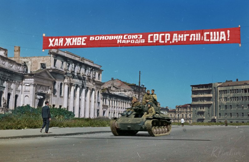 Советский танк на улицах освобожденного Харькова, Тевелева площадь, сейчас Конституции и здание слева — Дворянское собрание.
