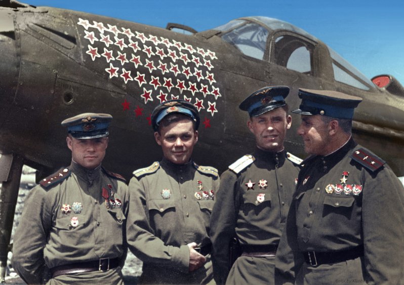 Летчики-асы 9-ой гвардейской авиационной дивизии у истребителя Белл P-39 «Аэрокобра» Г.А. Речкалова. 