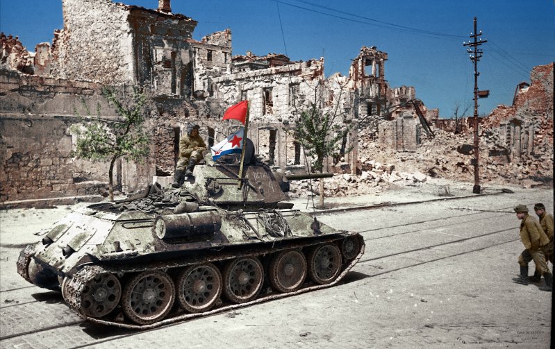 Советский танк на улице города Севастополя, 9 мая 1944 года, до Победы остался ровно один год.