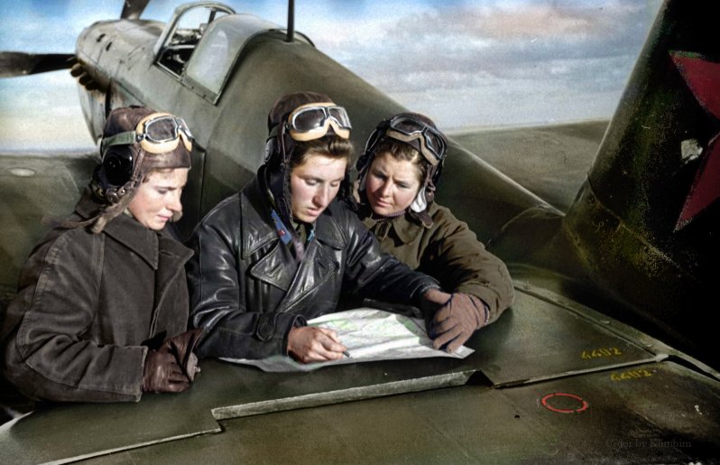 Летчицы 586-го истребительного авиаполка Лидия Литвяк, Екатерина Буданова и Мария Кузнецова возле истребителя Як-1.