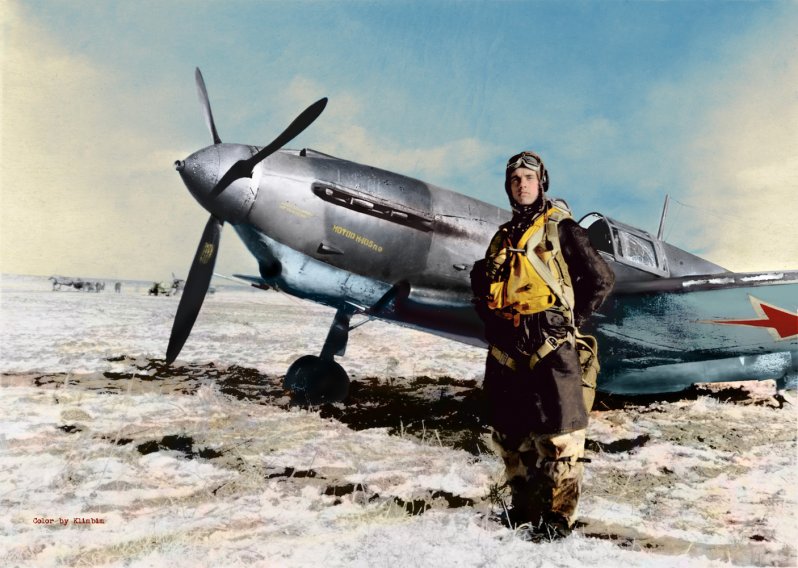 Герой Советского Союза Кулагин Андрей Михайлович, летчик-асс стоит перед истребителем Лагг-3 серия 66. 