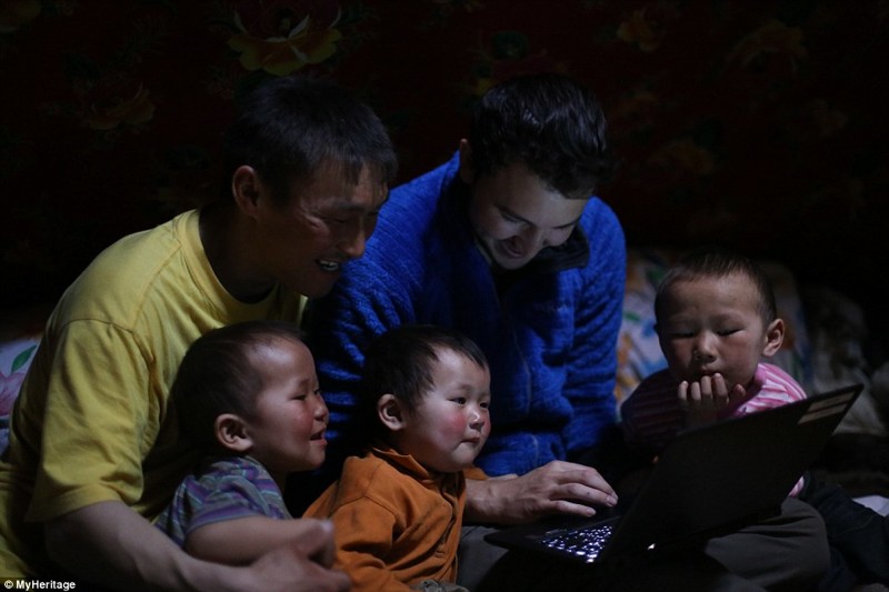 Дети впервые видят ноутбук