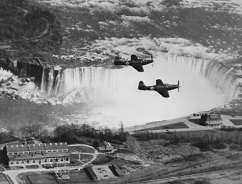 Два истребителя Р–63 «Кингкобра», предназначенных для передачи СССР по ленд–лизу, пролетают над Ниагарским водопадом, 1944 год, США