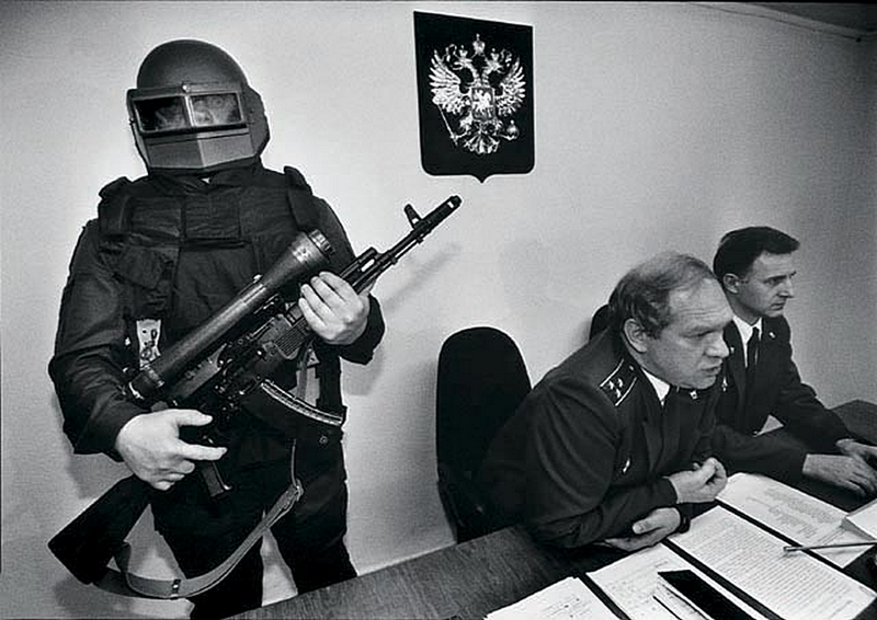 На пресс–конференции налоговой полиции, 1997 год, Москва. Потрясающий дизайн шлема!