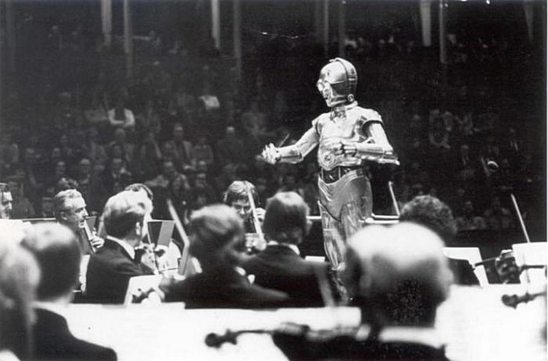 Персонаж «Звездных войн» робот C–3PO дирижирует Лондонским симфоническим оркестром, 1978 год, Лондон