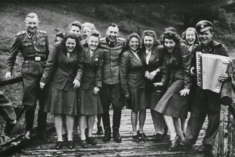 Охранники концлагеря Аушвиц (Освенцим) культурно отдыхают, 1942 год, Польша