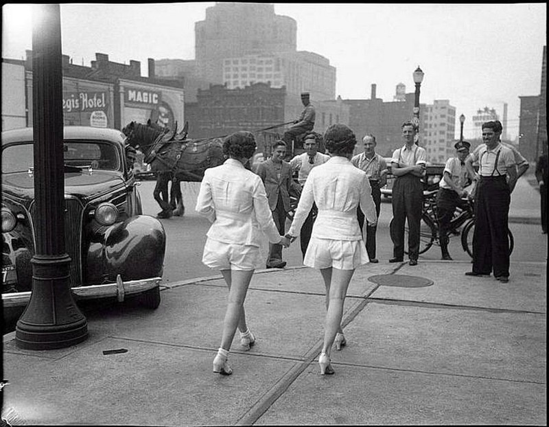 Женщины в шортах на прогулке, 1937 год, Торонто. Разврат по тем временам невероятный.
