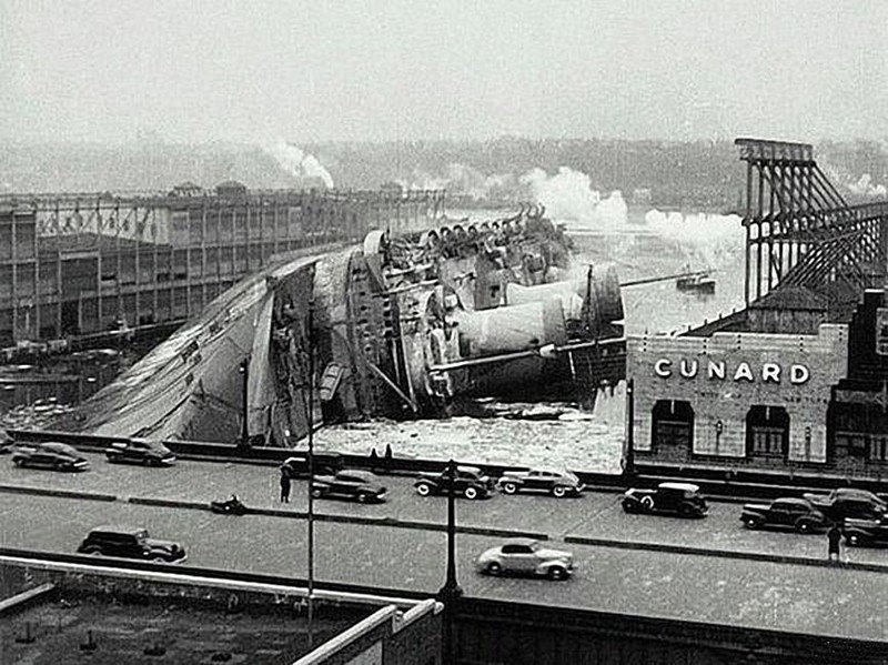 Крушение «Нормандии» у пирса, 9 февраля, 1942 года, Нью–Йорк