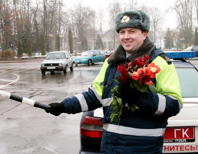 На восьмое марта он дарил женщинам цветы 