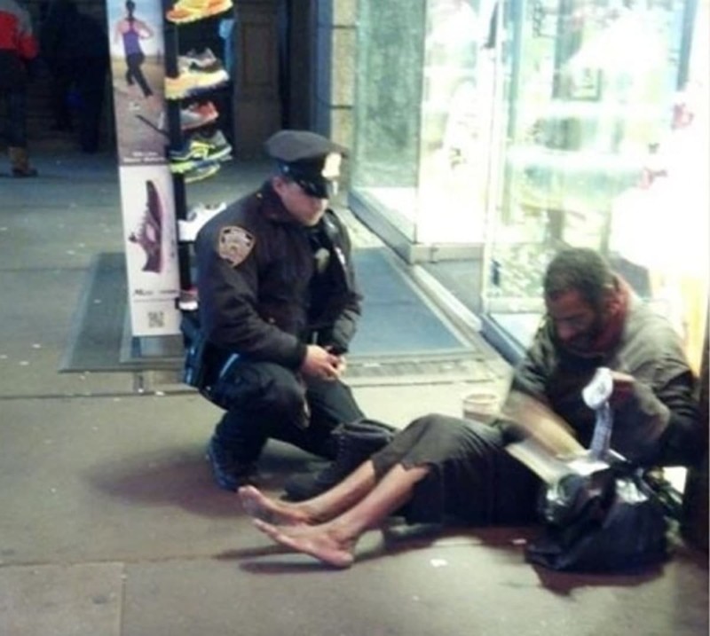 Он отдал ботинки бездомному 