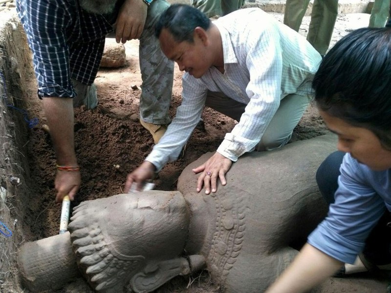 В Камбодже археологи нашли древнюю статую демона-охранника