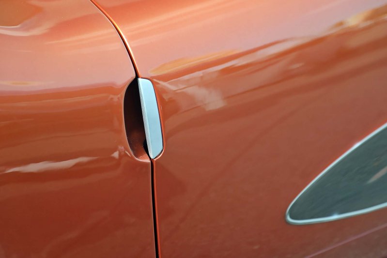 Доступ к дверным ручкам C6 Corvette производится через небольшое углубление, изготовленном в двери.