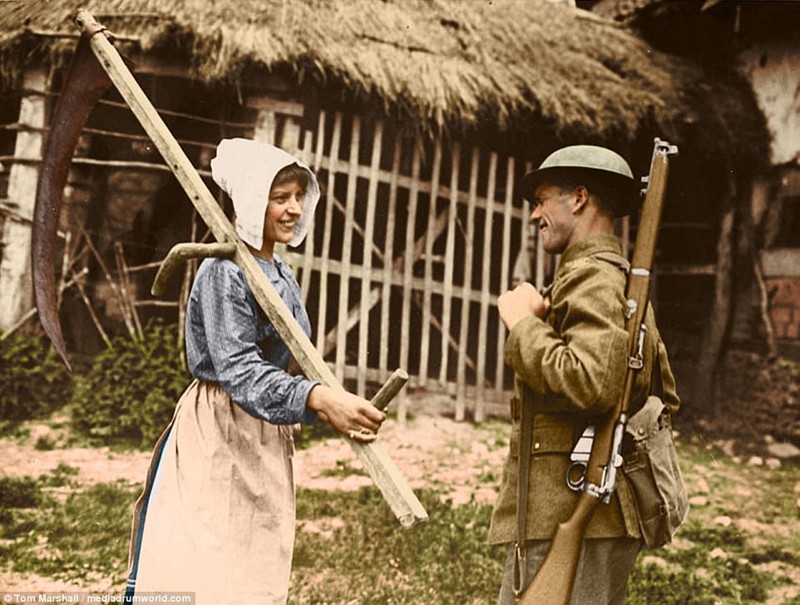 Солдат беседует с местной жительницей 