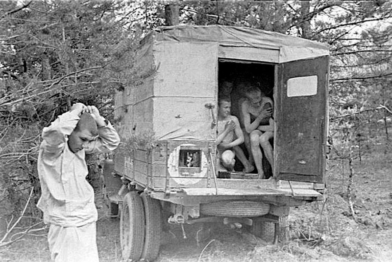 Бойцы стрелковой дивизии моются в передвижной бане, 1942 год, Западный фронт. Обратите внимание на возраст бойцов.
