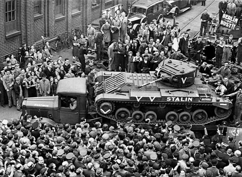 Митинг, посвящённый передаче РККА первых танков "Валентайн", завод BRCW, 1941 год, Великобритания
