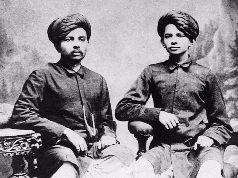Махатма Ганди (справа) со своим братом, 1886 год, Британская Индия