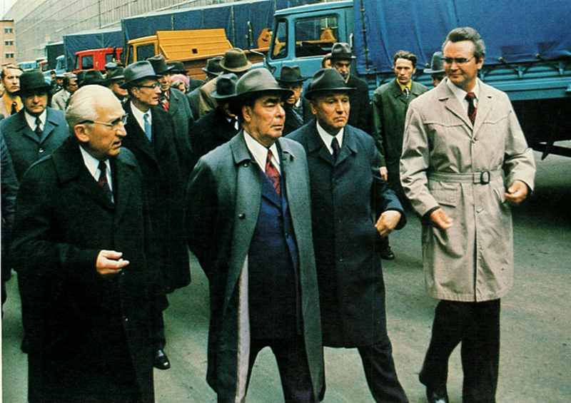 Леонид Брежнев осматривает новые образцы продукции завода ЗиЛ, 1976 год, СССР