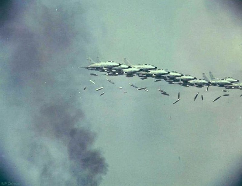 Истребители–бомбардировщики США F–100 Super Sabre сбрасывают баки с напалмом, Вьетнам.