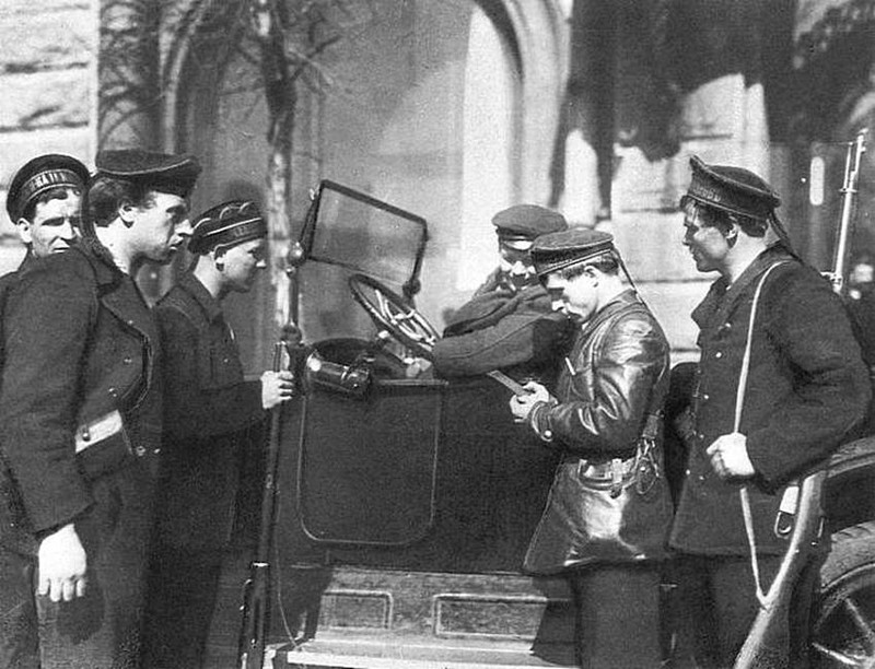Морской патруль проверяет документы у шофера около Смольного, 1917 год, Петроград