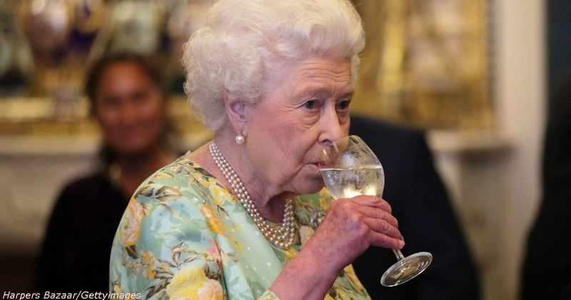 В свой 91, Елизавета ІІ пьет по 4 бокала в день. Вот королевский рецепт