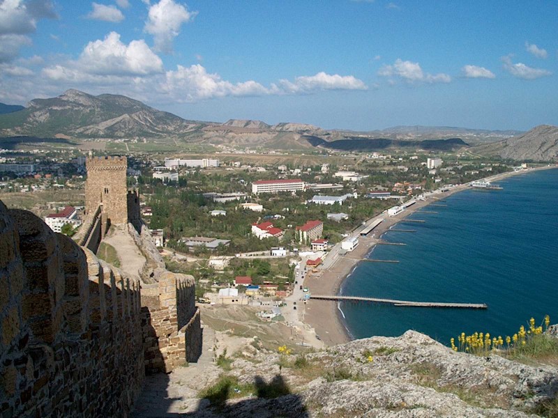 Судак - город республиканского подчинения в юго-восточном Крыму, на берегу Чёрного моря, традиционный центр производства вин и курорт. Здесь самый продолжительный курортный сезон.