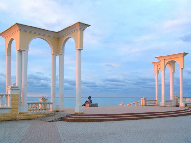 Евпатория - курортный город на Западном побережье, славящийся своими песчаными пляжами (рядом расположен г. Саки с грязевыми пансионатами), будем рассматривать их в общем.