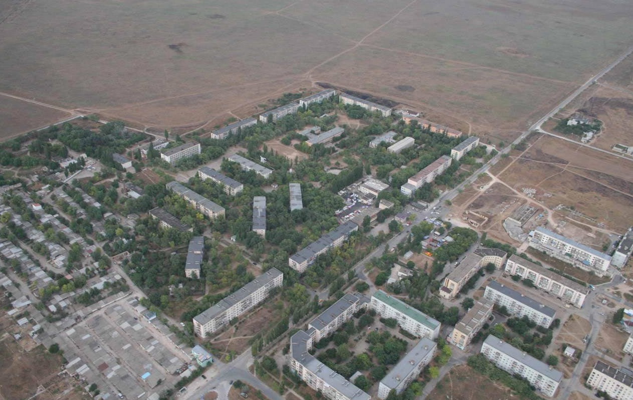 Типичный крымский пейзаж на его бОльшей территории - скопление домов, чаще частных в селе/поселке и степь