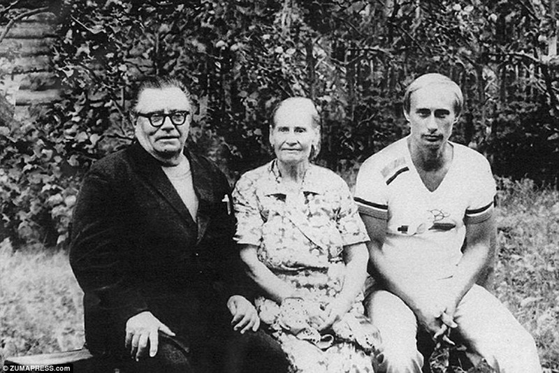 Семейное фото 1985 года с отцом Владимиром Спиридоновичем Путиным и матерью. В том же году Путин отправился на службу под прикрытием в Германию.