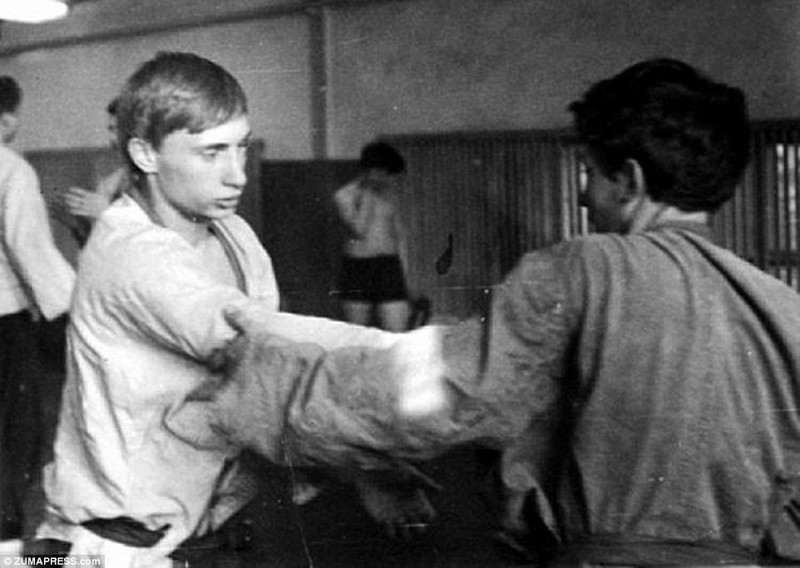 1970 год. С 12-ти лет Путин занимался дзюдо и самбо, а в возрасте 18 лет удостоился звания городского чемпиона. 