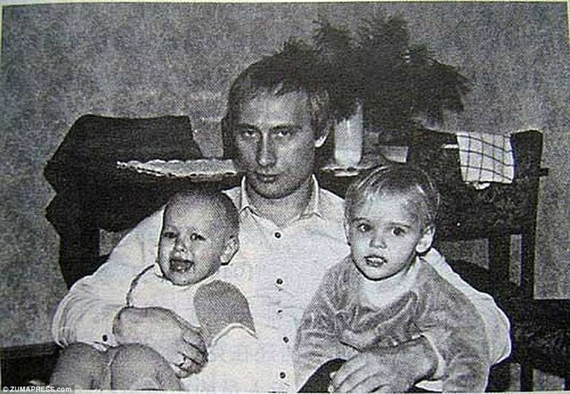 Бывшая первая леди призналась в одном из интервью, что Владимир Владимирович очень любит дочерей: "Он всегда их баловал, а воспитывать приходилось мне".