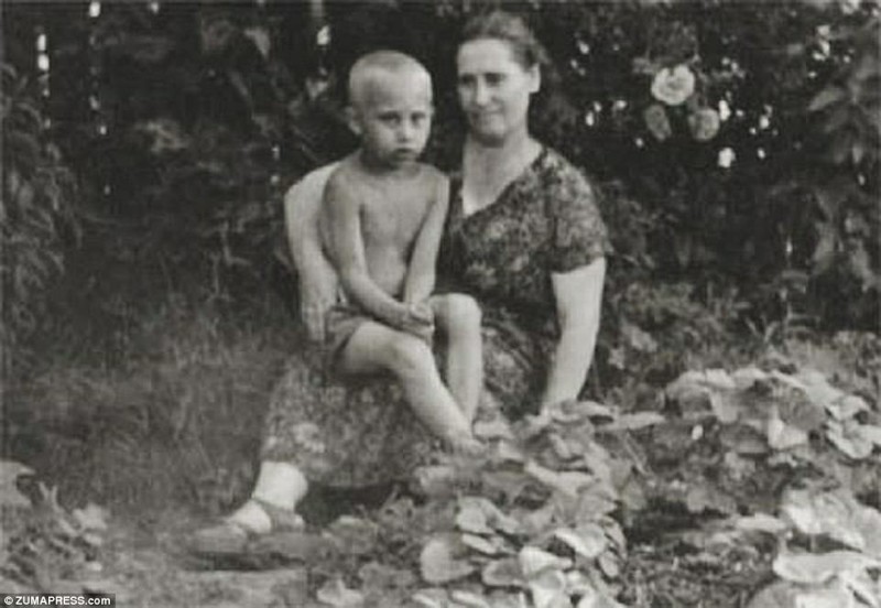 1958 год. С матерью - Марией Ивановной Шеломовой. Владимир был третьим сыном в семье — у него было два старших брата, которые родились и умерли до его рождения.