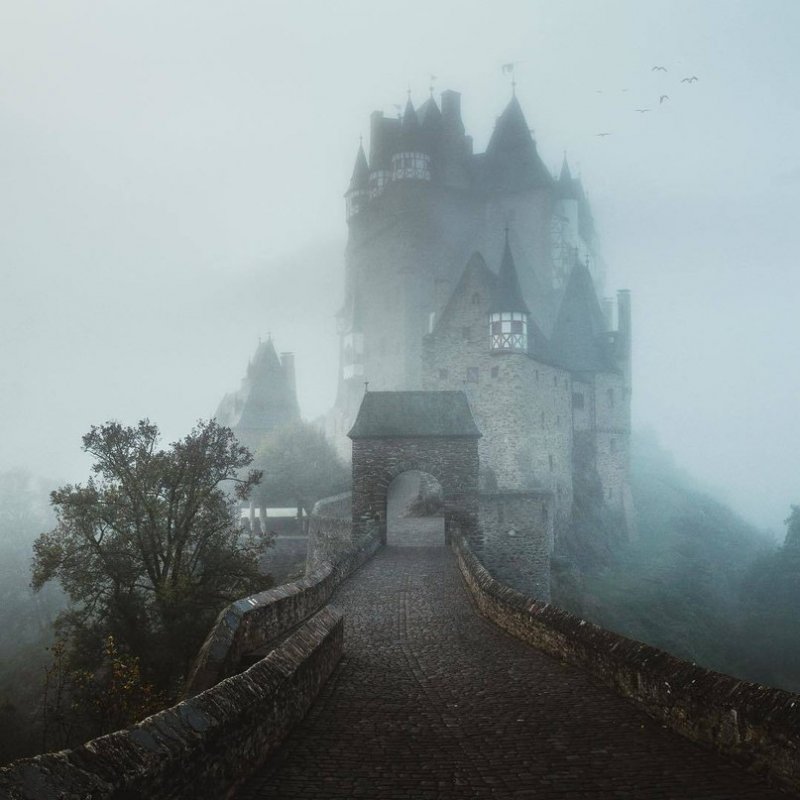 Замок, окутанный туманом 
