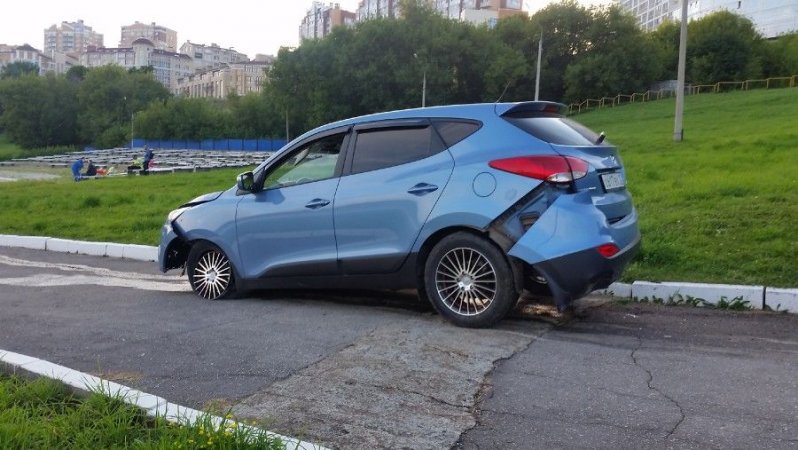 Это случилось 3 августа 2017 года. Водитель иномарки Hyundai из Козьмодемьянска, по его словам, спутал дорогу и проехал шесть пролетов по ступенькам лестницы на Певческом поле.