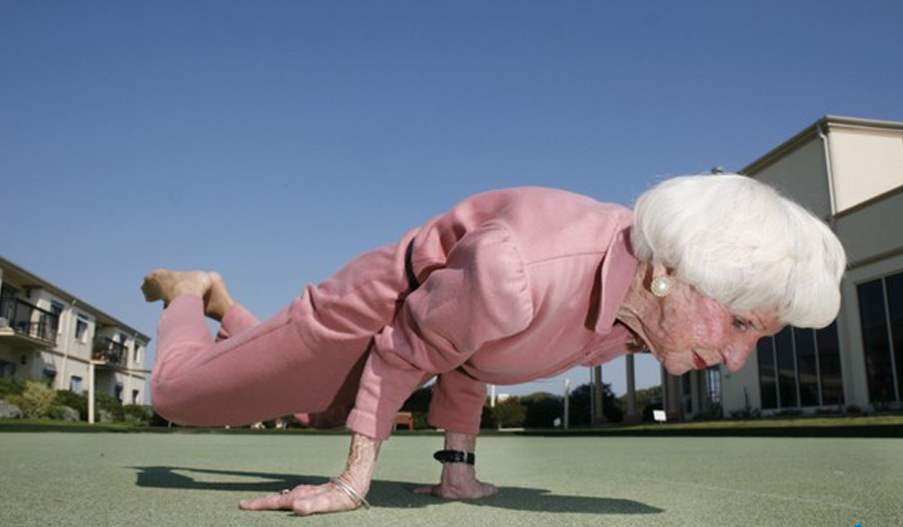 Какой самый медленный человек. Бетти Кальман инструктор йоги. Смешные старики. Бабка отжимается.