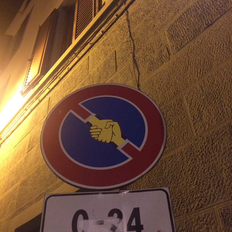 Особенно много креативных дорожных знаков замечено во Флоренции 