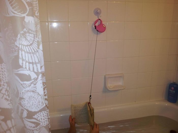 Восьмилетняя девочка изобрела устройство для чтения в ванне. Ваша книга больше не упадет в воду!