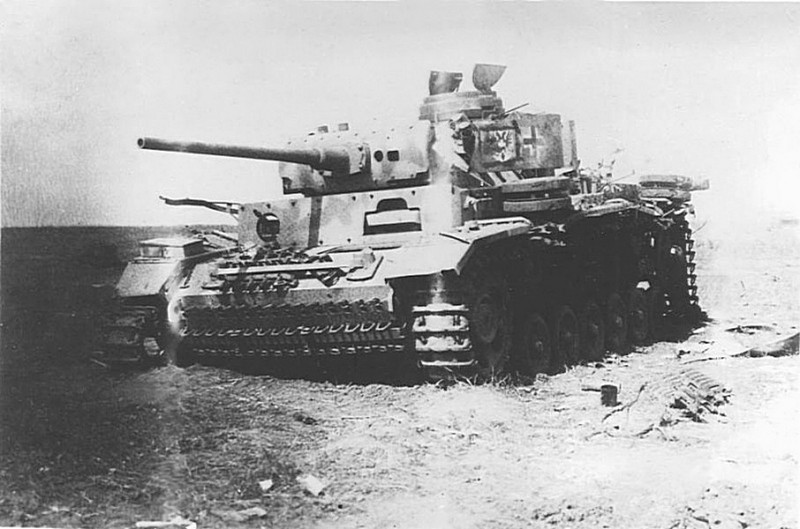 Подбитый немецкий средний танк Pz.Kpfw. III Ausf. M. Фото датируется 12-15 июля 1943 года, село Поныри.
