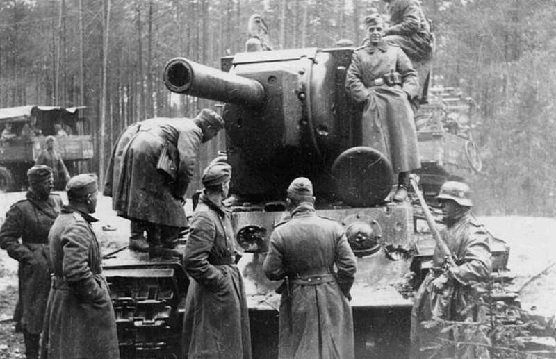 Немецкие солдаты осматривают брошенный и захваченный советский тяжелый танк КВ-2